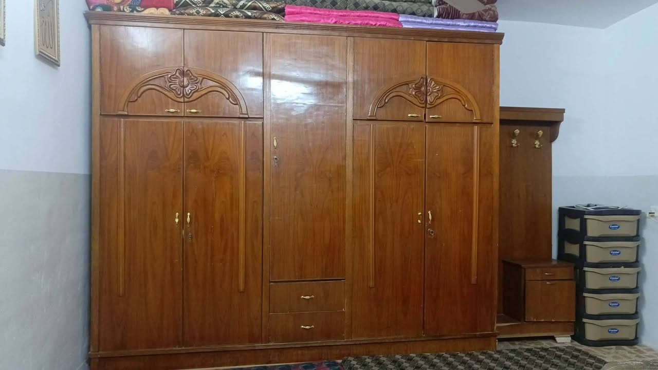 السلام عليكم غرفه اخشاب للبيع المكان الموصل جانب الأيمن حي العامل السعر 450وبيه مجال بصيط ***********

