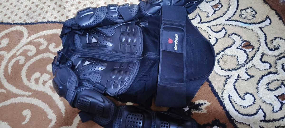 سلام عليكم بدلة ودرع امزون جديد 🟢 للبيع السعر 50الف ثنينهم وبيهم مجال بسيط جدا ***********
