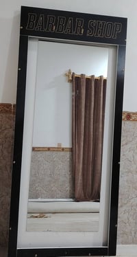 مرايه حلاقه للبيع جديده مستخدمه شهر للاستفسار 07872083873