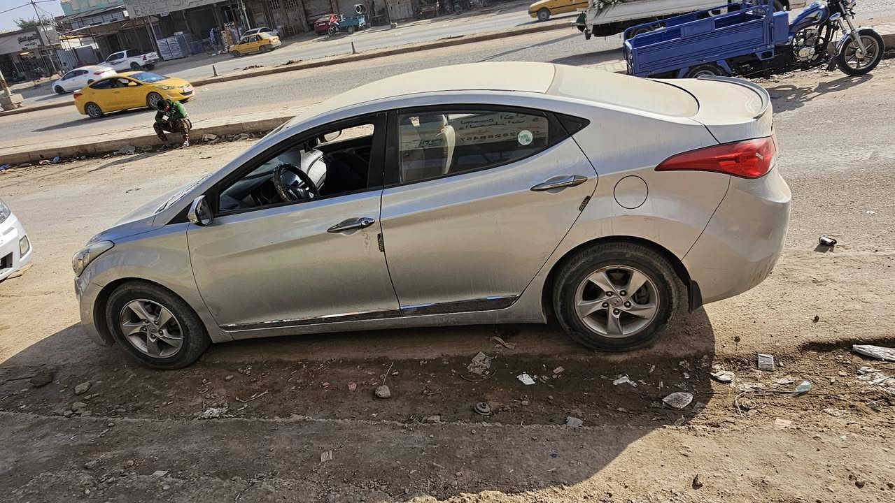 السياره مكفوله عده بارد قليل وصبغ كلش قليل بلجاملغ
السياره كلش نضيفه مال جناي ماناقصه برغي بس غسله عوزه
دوشمه وشاشه وحساسات كله جديد
السعر ٩٧ وبيه مجال قليل 
التواصل ***********
