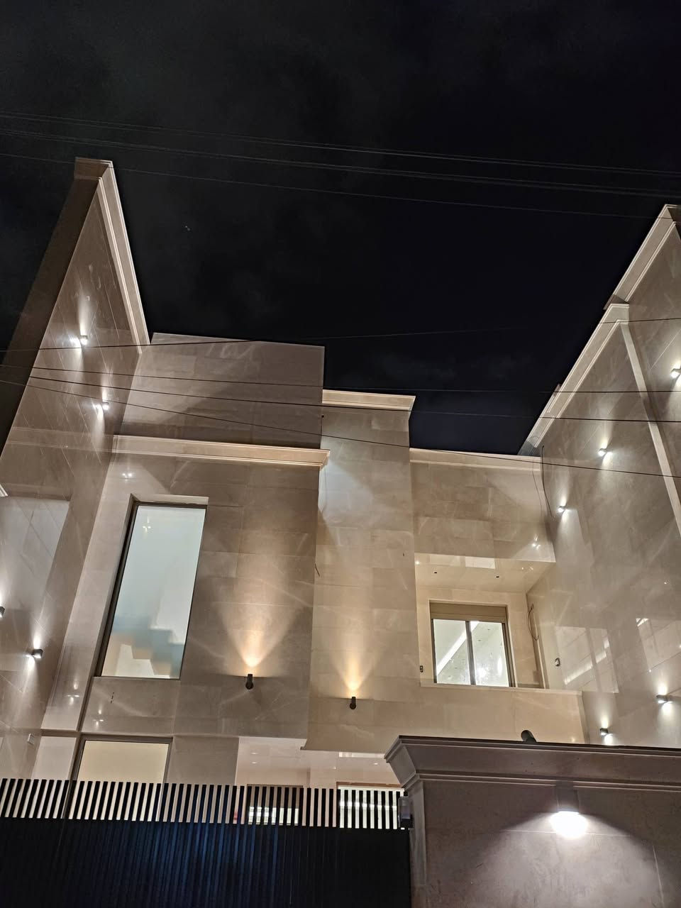 ⚡ تم تنفيذ وتم تقفيل الأعمال الكهربائية بالكامل ⚡
تم تقفيل منزل سكني عماري
📐 المساحة: 300م² ثلاث طوابق
وبمواصفات عالية وتنفيذ محسوب من الألف للياء.
العمل: بغداد/ اليرموك 

🛑 ملاحظة مهمة:
العمل يعتمد على الجودة والدقة وليس على السعر، لأن الكهرباء أمان وعمر مو مجرد تكلفة.

🏠 يتكون المنزل من:
6 غرف
3 صالات
3 مطابخ
🔌 تفاصيل العمل:
سويتشات أصلية Next Light
إنارة Next Light / أوبل (Opel) /  رندة Thomas /Randaتوماس 
سبالت عدد 13
مالتي سويتش ( 8 خط ) عدد 2 بواقع 16 ريسيفر
منظومة كاميرات مراقبة عدد 16 كاميرا
منظومة انتركم عدد 3
شبكة إنترنت ونقاط داتا موزعة بدقة حسب الاستخدام
💪 تنفيذ العمل بواسطة كادر الماستر لتأسيسات كهربائية وبوردات السيطرة
✔️ شغل عماري مو تجاري
✔️ توزيع أحمال مدروس
✔️ ترتيب، نظافة، وتسليم بدون ملاحظات
📞 للتنفيذ والاستفسار 
***********
إذا تريد كهرباء تعيش وياك سنين بدون مشاكل
لا تدور هواي… هذا عنوانها ⚡💪
اللي يريد الأرخص… مو إحنا
واللي يريد الصح… إحنا عنوانه ⚡💪
