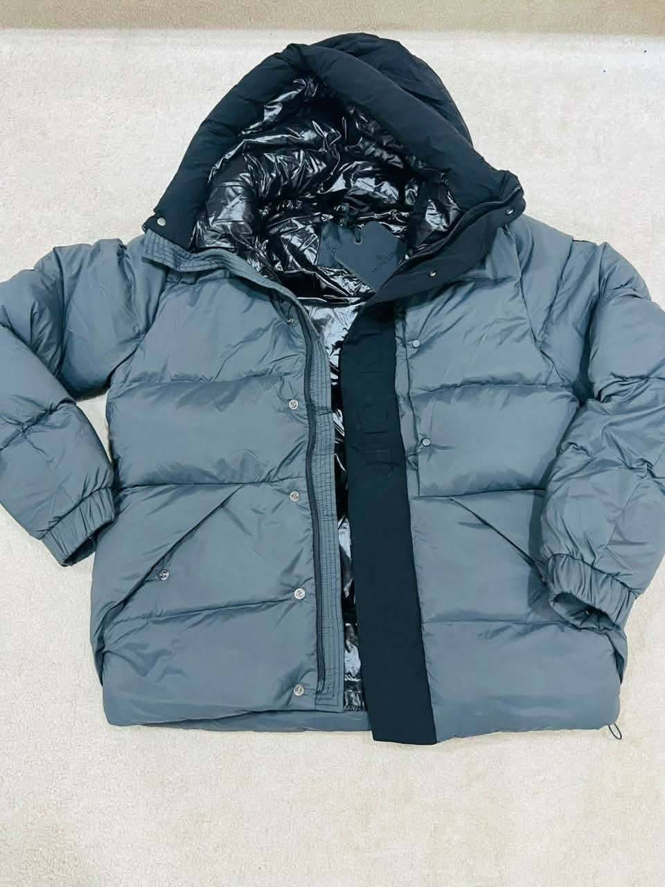 قمصلة ماركة مونكلير
اورجنال 100%
صنع ارمنيا
قياس لارج
بيه باركود للتكيد اورجينال
سعر شركة 1700باوند يعني 22ورقة 
للسعر على خاصل او على واتس اب
***********
