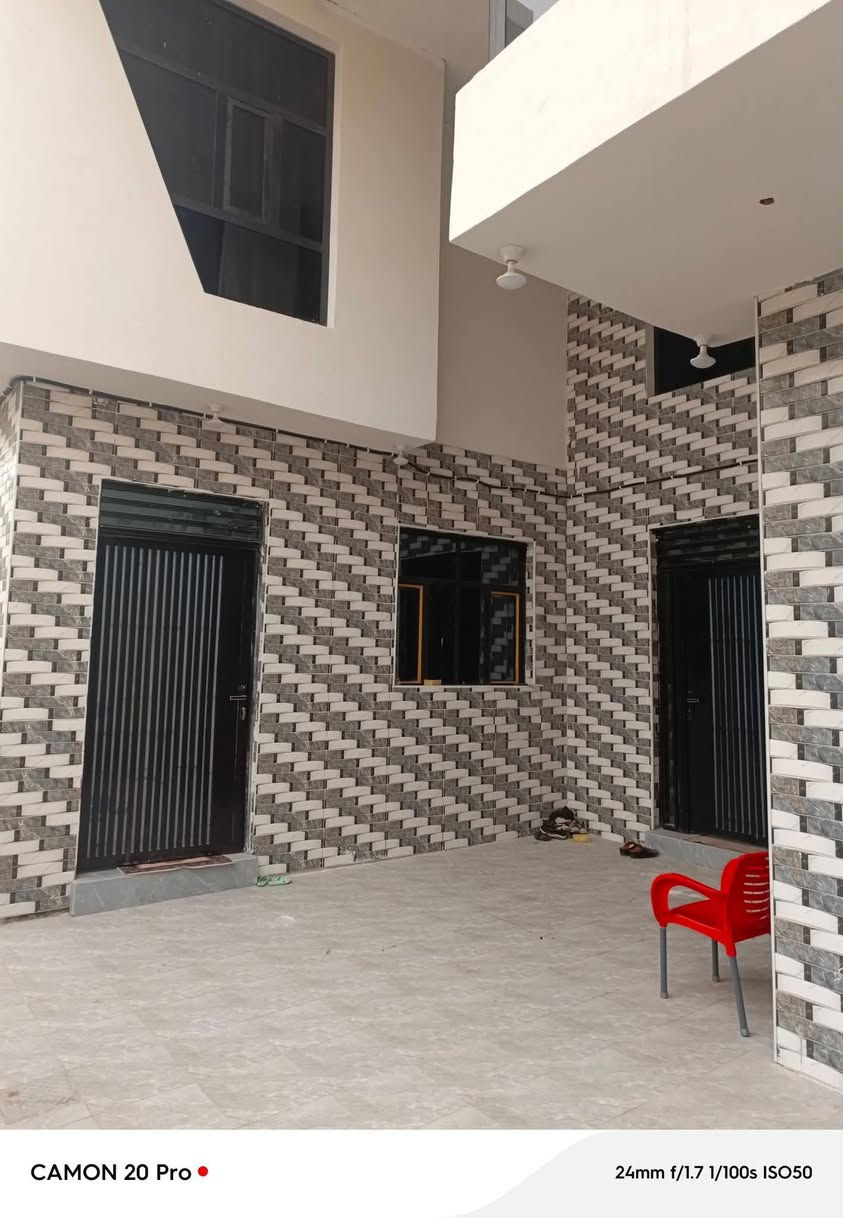 السلام عليكم ورحمه الله وبركاته 
#بيت #في #حي #الحكم قرب شارع الصداقه 
بناء فول درجه اولى طابقين
#مساحه البيت 250متر 
سنه البناء 2025بشهر 8تم تشطيب البيت في الكامل 
عدد الغرف 5
 طابق الاول غرفتين براني 8متر ومطبخ حار وبارد وصاله كبيره وكراج سياره 
طابق الثاني 3غرف كل غرفه 7_ب4
وصاله وصحيات 
بيت جاهز لسكن ودرجه اولى 
الاستفسار أكثر اتصل على الرقم التالي واتساب 
***********
***********
من لديه الرغبه بعرض عقار نوفر لكم المشتري بقرب وقت ممكن
