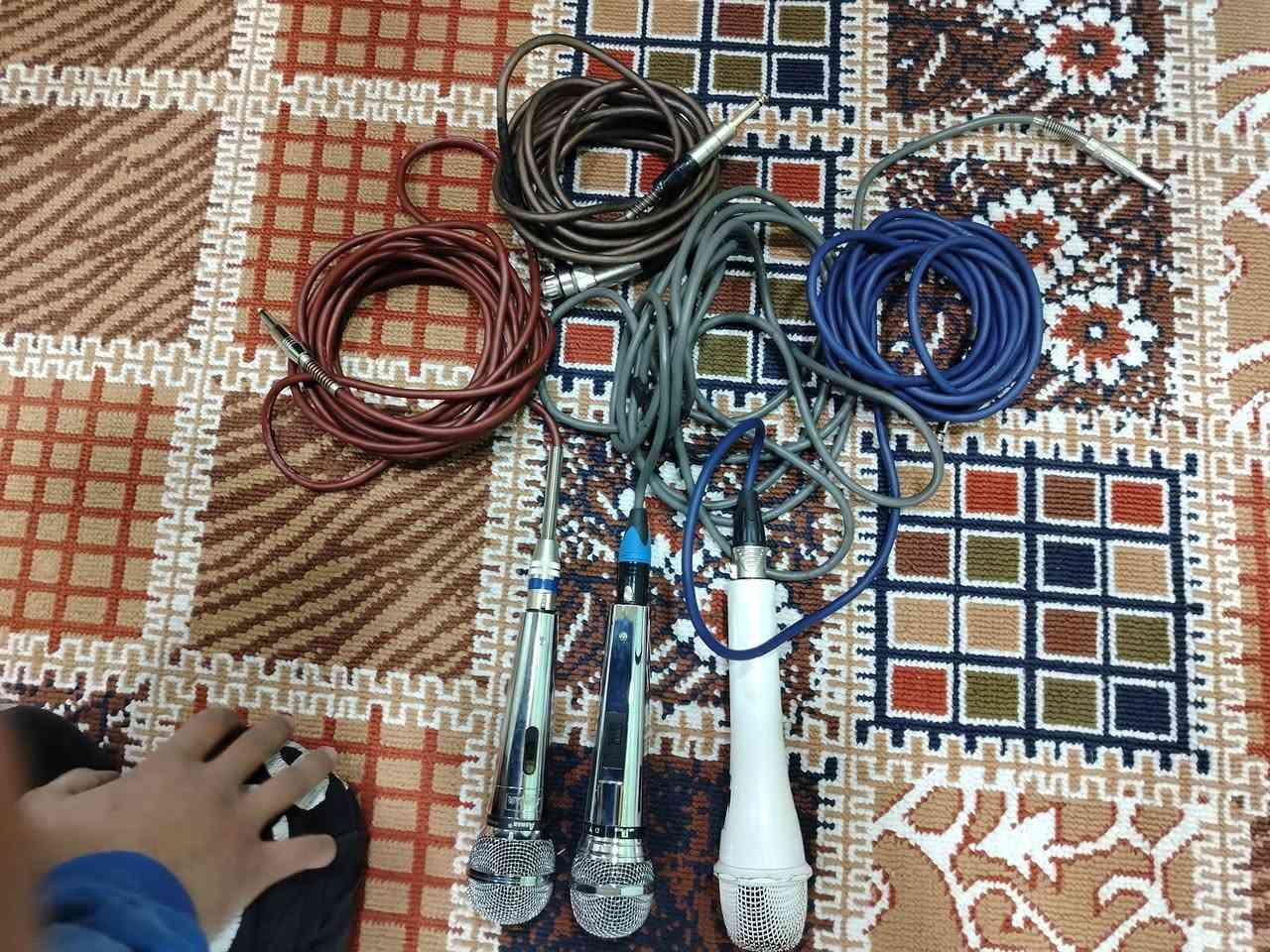 السلام عليكم سماعات للبيع و وايرات ومكسر و ستانات و لاقطات ***********
