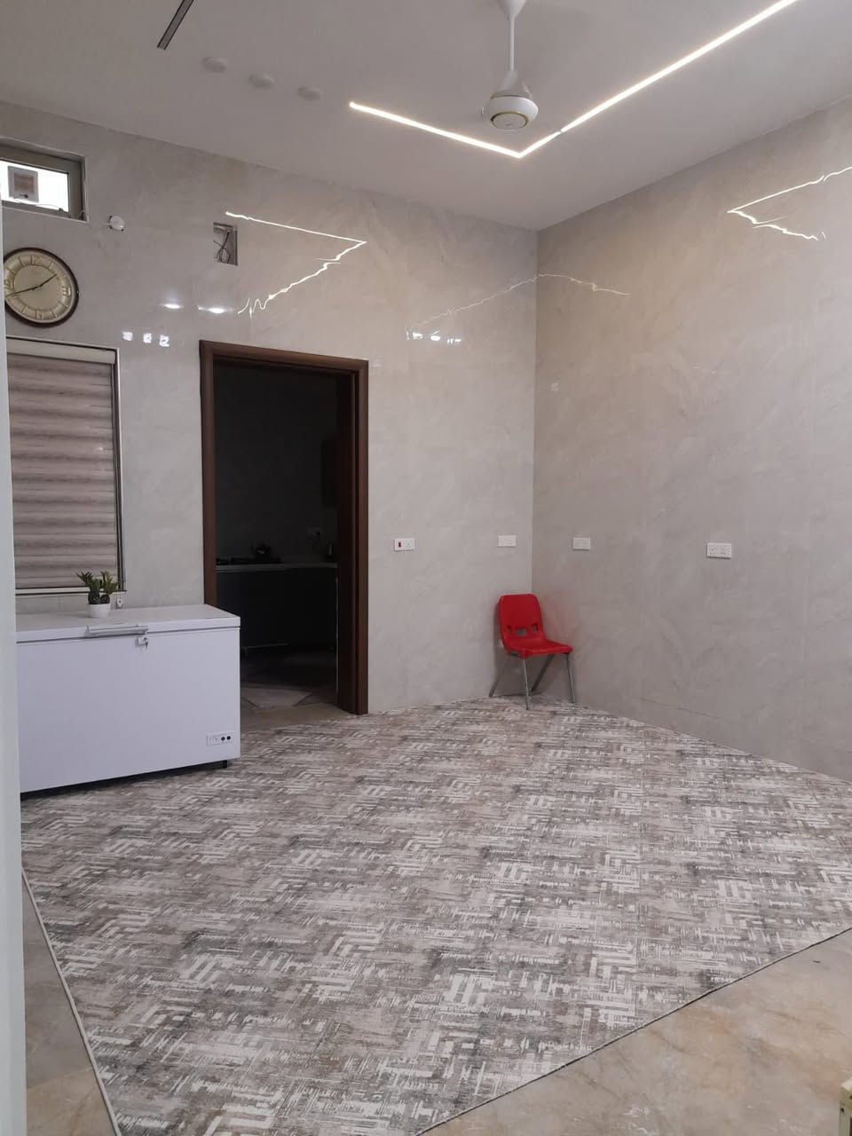 يعلن مكتب المرتضى للعقارات عن توفر    

بيت حديث ديلوكس للبيع ، في الاربع شوارع ، قرب المستوصف ، موقع جدا ممتاز
طابقين ، بناء 2025
المساحة / 200 متر
الواجهة / 10 متر
يحتوي الطابق الارضي على / غرفة وصالة واستقبال ومطبخ وكراج وحديقة وصحيات
الطابق الثاني / 4 غرف وصالة وصحيات
سعر البيت / 625 مليون

توجد لدينا عروض اخرى للأستفسار الاتصال على الرقم التالي / *********** نستقبل كافة العروض والاعلانات نشرها وترويجها مجانا عنوان المكتب / الجنينة / شارع جامع الكرناوي / مقابل فتافيت سنتر
