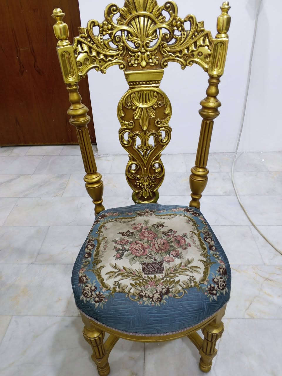 ميز ملكي يحتوي على 8كراسي
نضيف اخو الجديد  قليل الاستعمال   
سبب البيع  لعدم وجود مكان للميز 
السعر مليون دينار وبي مجال 
للتواصل ***********
