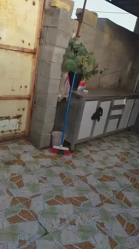 سلام عليكم بيت حواسم للبيع بيت نضيف وعالي عن الشارع مجار علئيسي ماي كهرباء كامل يبعد عن الشارع ١٥ متر تقريبن لا معوض ولا  مبلغ عله شيله مكان بدايت حي العسكري بصف مدرسه الرسول سعره   (  ١٢ وبيه مجال قليل )  ***********
