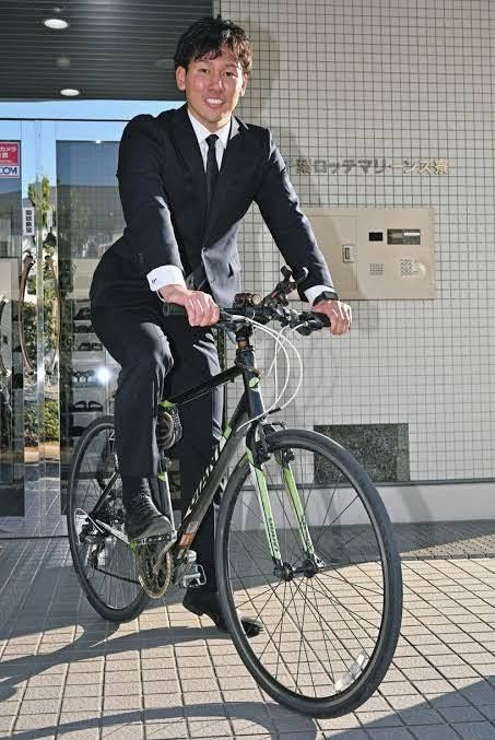 بايسكل العملاق جيانت الياباني 🇯🇵
بايسكل غني عن التعريف، يعتبر من أخف وأسرع الدراجات الهجينة في اليابان. مثالي جداً للي يدور "ماركة عالمية" وتصميم عصري ووزن ريشة.

​✅ ملخص المواصفات:

​الهيكل (Frame): ألمنيوم فائق الخفة (Aluxx) - وزنه الكلي حوالي 9.9 كغم فقط.

​نظام السرعات: Shimano لضمان سلاسة القيادة في كل الطرق والصعدات.

​القياس: S (مناسب للأطوال بين 160 سم إلى 172 سم).

​الحالة العامة: نظافة البايسكل كلياً 70% (ملاحظة للأمانة: اللون باهت قليلا بسبب أشعة الشمس ويحتاج بعض التصليح في السكان وقير مبدل النمرات ومخصومات من سعر البايسكل) وبدون أي كسر أو لحيم.

​🚀 الأداء والاستخدام:

​مثالي للتنقل اليومي: مصمم للذهاب للعمل أو المدرسة براحة تامة وبأقل مجهود بفضل خفة وزنه.

​للترحال الخفيف: بايسكل نشط وسريع داخل المدينة، ومثالي للمشاوير الطويلة والقصيرة.

​مرونة عالية: يجمع بين سرعة البايسكل الرياضي وقوة دراجات المدينة، يعني "وحش" بالشوارع من تجربتي الشخصية

السعر : 125 الف ومع العلم سعر البايسكل الأصلي أكثر من 400 إلف من الوكالة  

التواصل عبر الخاص او واتساب ***********

المكان : قرية الغدير الاولى
