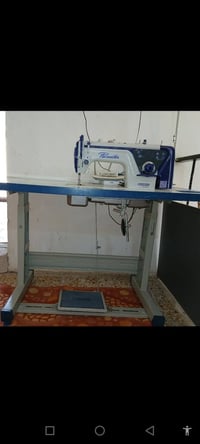 مكينة خياطة • نظيفة • وبيها مجال