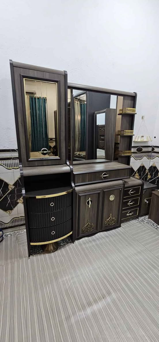 السلام عليكم غرفة اخشاب تركية جديده كلش الغرفه ضخمه وحلوه العنوان حي الحسن العسكري رقم *********** سعر اتصل ع رقم  لهاتف + غرفه تخبل تجي وتشوفه عمارة, ميسان
