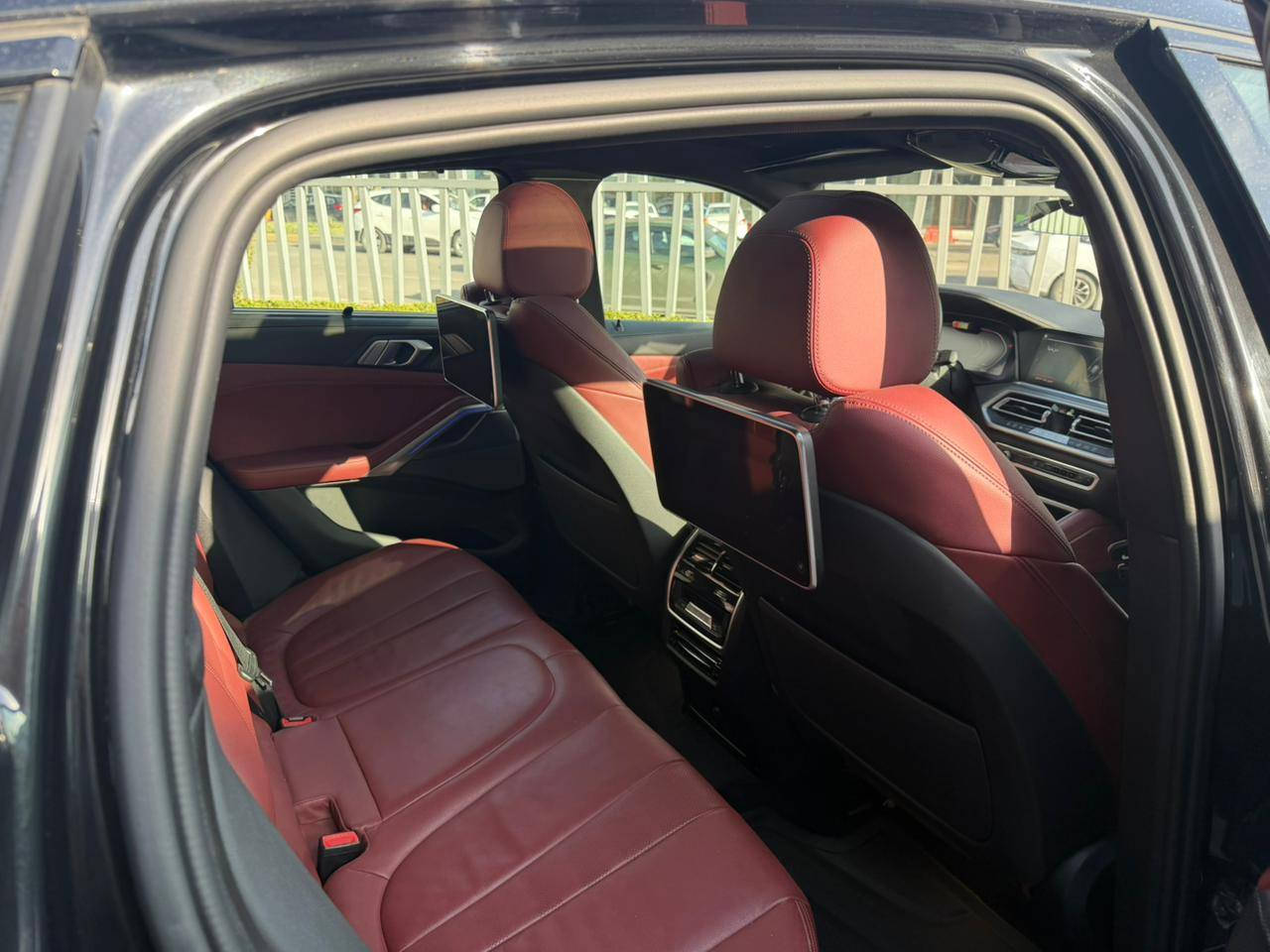 BMW X6 40i
سنة الصنع: 2021
المسافة المقطوعة: 32,000 كم قابل للزيادة
المستورد: العروش
السعر: 82  مليون دينار عراقي

المواصفات:
 • المحرك: 3.0 لتر، 6 سلندر تيربو
 • القوة: 335 حصان
 • عزم الدوران: 450 نيوتن متر
 • ناقل الحركة: أوتوماتيك Steptronic بـ 8 سرعات
 • نظام الدفع: دفع رباعي xDrive
 • نظام التعليق: تعليق متكيف مع امتصاص صدمات رياضي
 • العجلات:  قياس  20 
 • الفرامل: أقراص مهواة عالية الأداء
 • الشاشات: شاشة عدادات رقمية + شاشة وسطية و شاشات خلفية اصلية تعمل باللمس بنظام iDrive
 • نظام الصوت: نظام صوت فاخر من BMW
 • المقاعد: جلد فاخر مع تدفئة أمامية وخيارات تهوية 

 • فتحة السقف: بانورامية زجاج نجوم مضيئة 
 • الإضاءة: مصابيح LED أمامية وخلفية
 • المستشعرات والكاميرات: كاميرا رؤية محيطية 360°، مساعد ركن، مراقبة النقطة العمياء
 • أنظمة السلامة: مكابح طوارئ أوتوماتيكية، مثبت سرعة متكيف، مساعد الحفاظ على المسار، وسائد هوائية متعددة
للاستفسار***********
