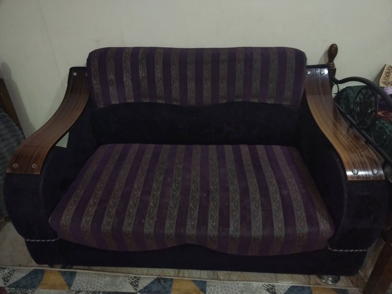 السلام عليكم
نص تخم مستعمل بس كرسي واحد الخشبة واگعة
قيم واخذه 
مكاني الجلاعطة 
***********
