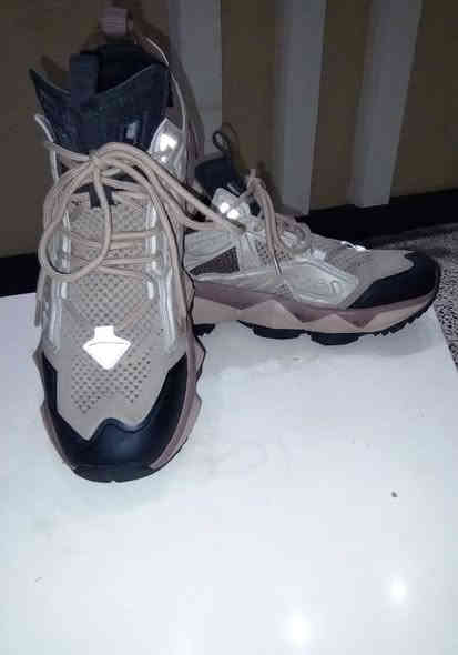 السلام عليكم للبيع RAX يلبس 40. 41 طبي فول طركة طبية احتياط الحذاء بي سيفتي فسفوري جديد وكالة ملبوس مرتين فقط ***********
