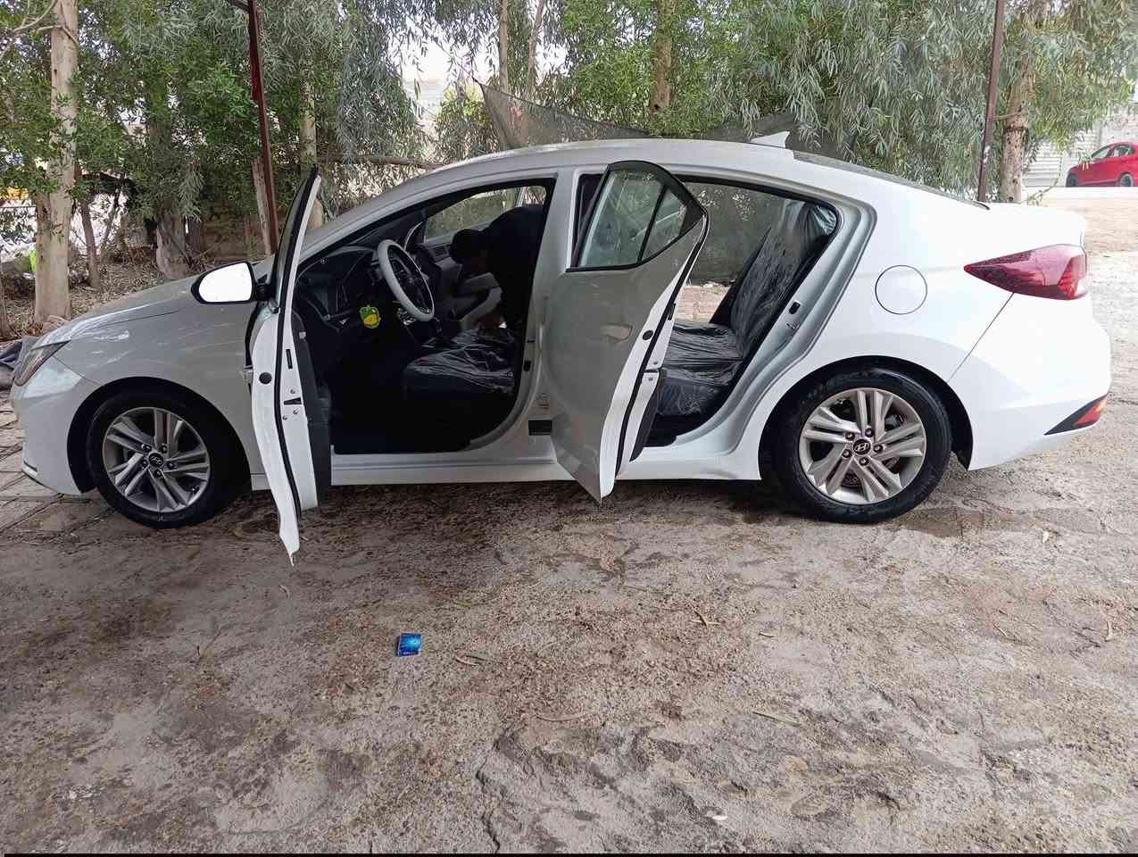 سلام عليكم النترا مديل 2020امريكي حادث شخط من الجاملغ الامامي لحد الخلفي فقط سياره ليبل واحد 
مكينه 2000 كير ta المرغوب 
تبريد ❄️ تخم تاير حداديه 💯
رقم بغداد بسمي تحويل ثاني يوم 
سعر 133 وبيه مجال 
مكاني بابل رقم ***********
