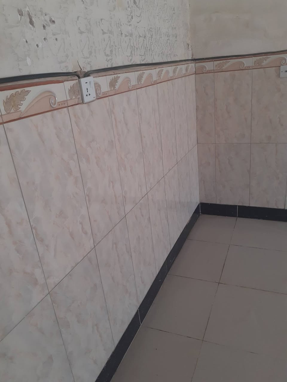 السلام عليكم ورحمة ألله بيت للأيجار قاطين ارضيه وجدران سيراميك ويبعد عن الشارع العام ٥٠  متر خلف المجمع الطبي مقابل الأقواس ببومنيصير ابو غريب رقم الهاتف ***********

