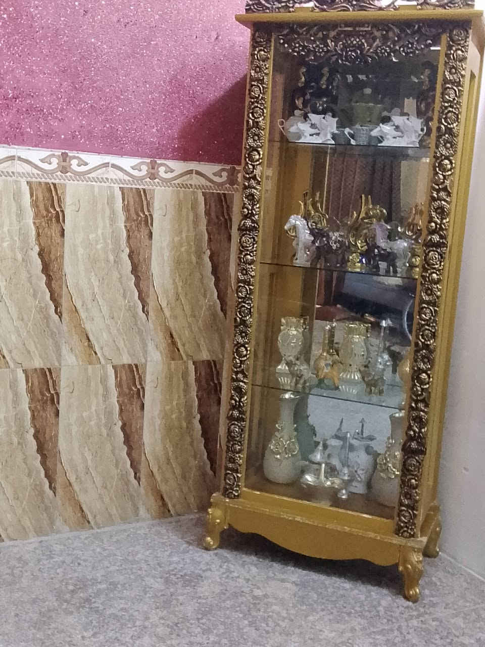 فاترينه لبيع هي وغراضه كلشي مابيه جديده ما مستعمله هي وغراضه والعنوان بغداد الشعله شارع الامين ام نجم يم اسواق المختار والرقم *********** وبي واتساب
