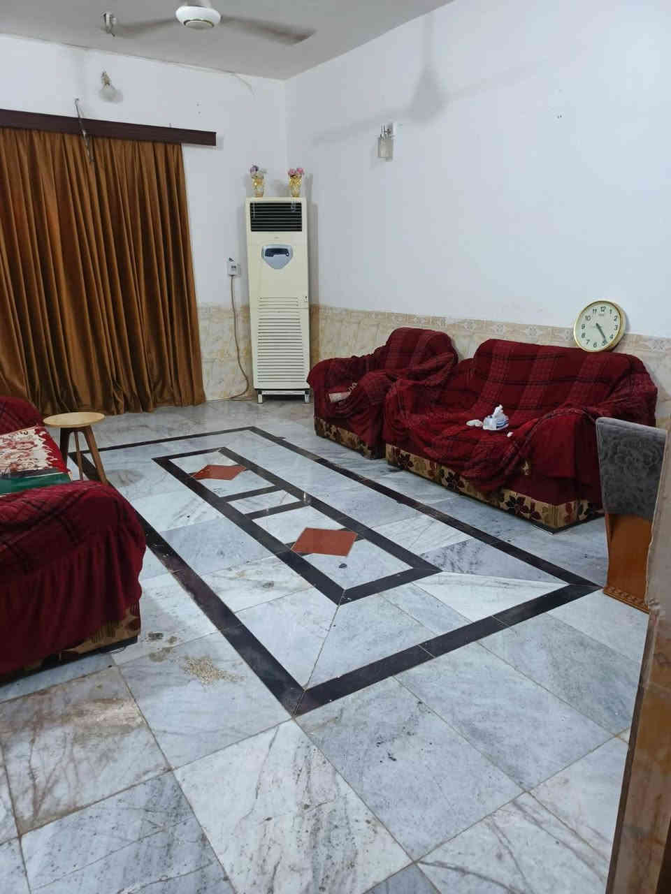 بسم الله توكلنا على الله 
دار للبيع طابقين 
المساحه 160متر على ساحه 
العرض 8متر النزال 20متر
سنه البناء 2014
استقبال ومطبخ وصاله 3غرف نوم 2مناور 4 صيحات شرقيه وغربية
كراج سيارات كله مرمر مغلف من الخارج بيت نظيف جدا  وكامل 
عواشه نهايه شارع الدوريات 
مقابيل دور النفط قرب صيدليه عواشه
الاستفسار واتساب على الاسيا أو اتصل
***********
***********
