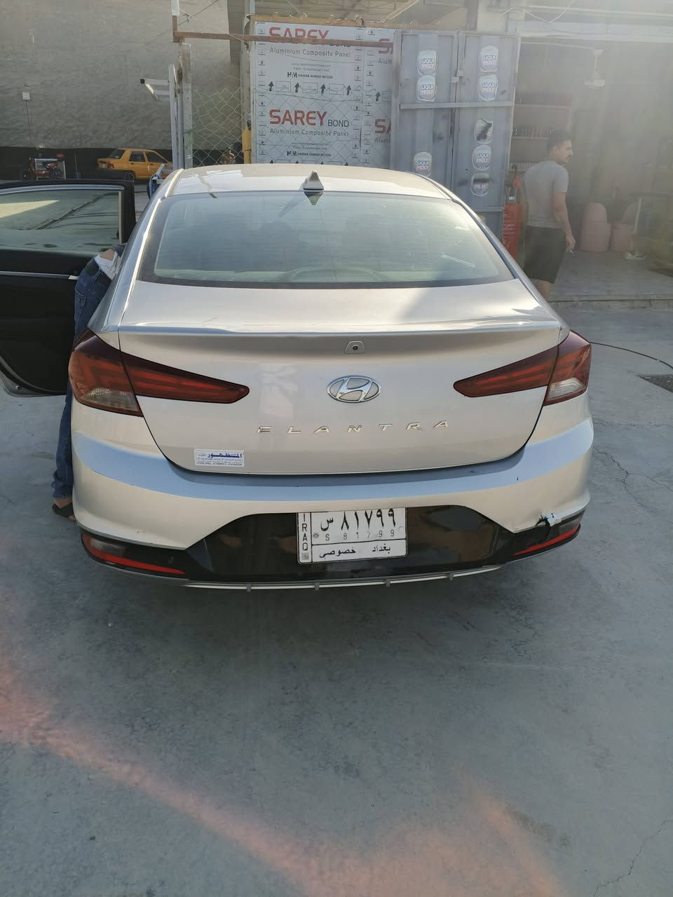 السلام عليكم .
النتره 2020 محرك 2000 رقم بغداد تحويل ثاني يوم باسمي 
 حادثها موضح بلصوره لسياره فول بصمه وتحكمات 
تبريد 🥶 تلج  (السعر 123).مكان السياره ابو غريب خرنابات قرب جامع الناجي هاتف ***********
