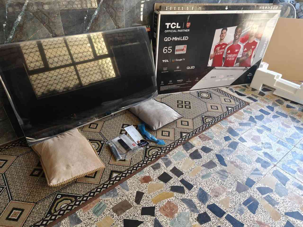 شاشة tcl c6k منلد حجم 65 اخت الجديدة بعدها بلاصق الشركة استخدام جدا قليل مع كافة ملحقاته للبيع السعر 900 الف مجال جدا بسيط عنواني بغداد اي استفسار عالرقم ***********
