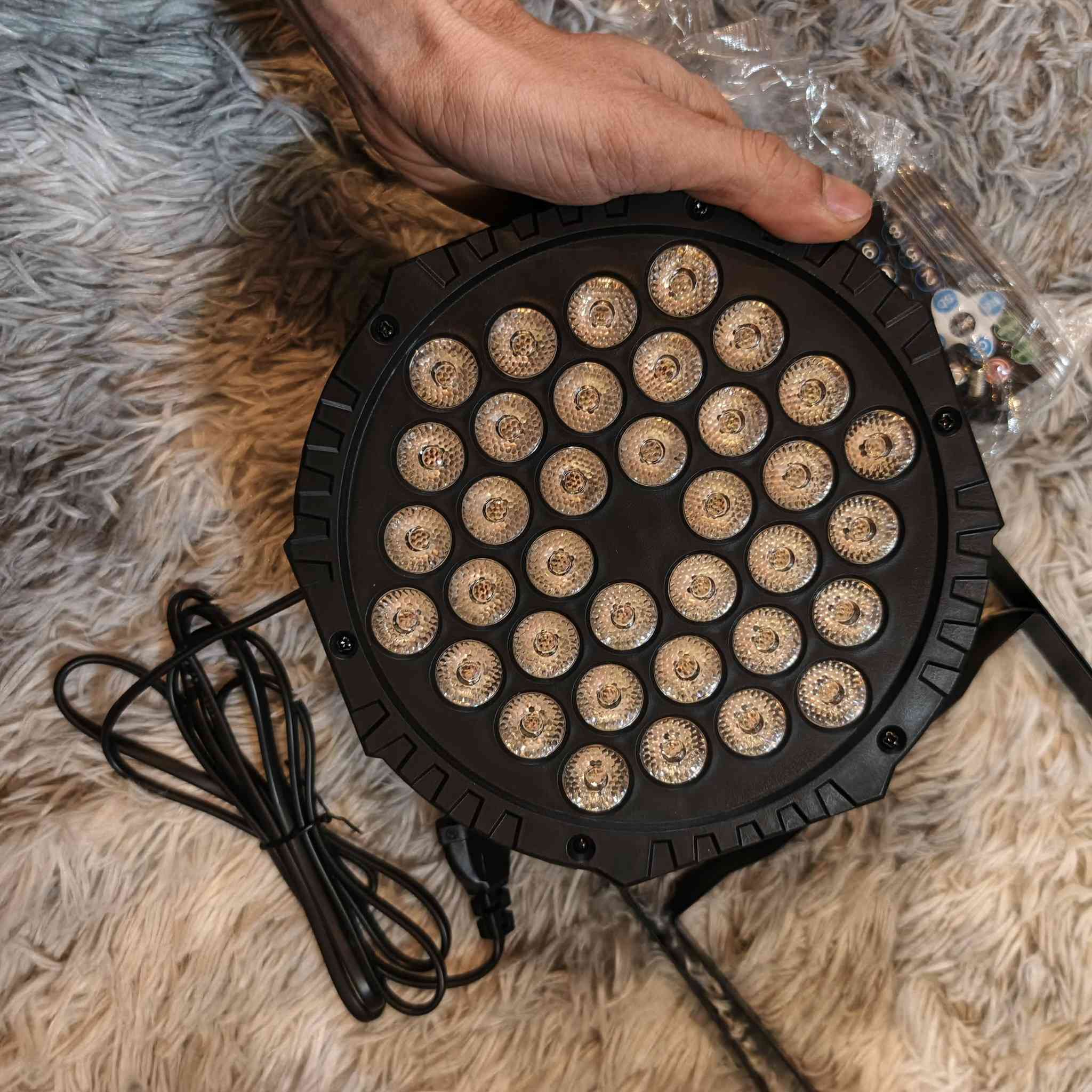 المنتج هو إضاءة مسرحية من نوع Mini LED PAR Light، وتحديداً الطراز LSPA36RC. 
عدد المصابيح: تحتوي على 36 مصباح LED عالي الجودة. 
الألوان: تدعم مزج ألوان RGB (الأحمر، الأخضر، الأزرق) لإنتاج تأثيرات ضوئية متنوعة. 
التحكم: تأتي مع جهاز تحكم عن بعد، وتدعم وضع DMX512، بالإضافة إلى العمل تلقائياً أو عبر استشعار الصوت. 
الاستخدام: مثالية لحفلات الـ DJ، المسارح، والفعاليات المختلفة، بفضل تصميمها الخفيف والمحمول.


**إذا كنت صاحب هذا الإعلان وتريد حذفه لأي سبب، رجاءا أرسل رسالة إلى الدعم الفني**