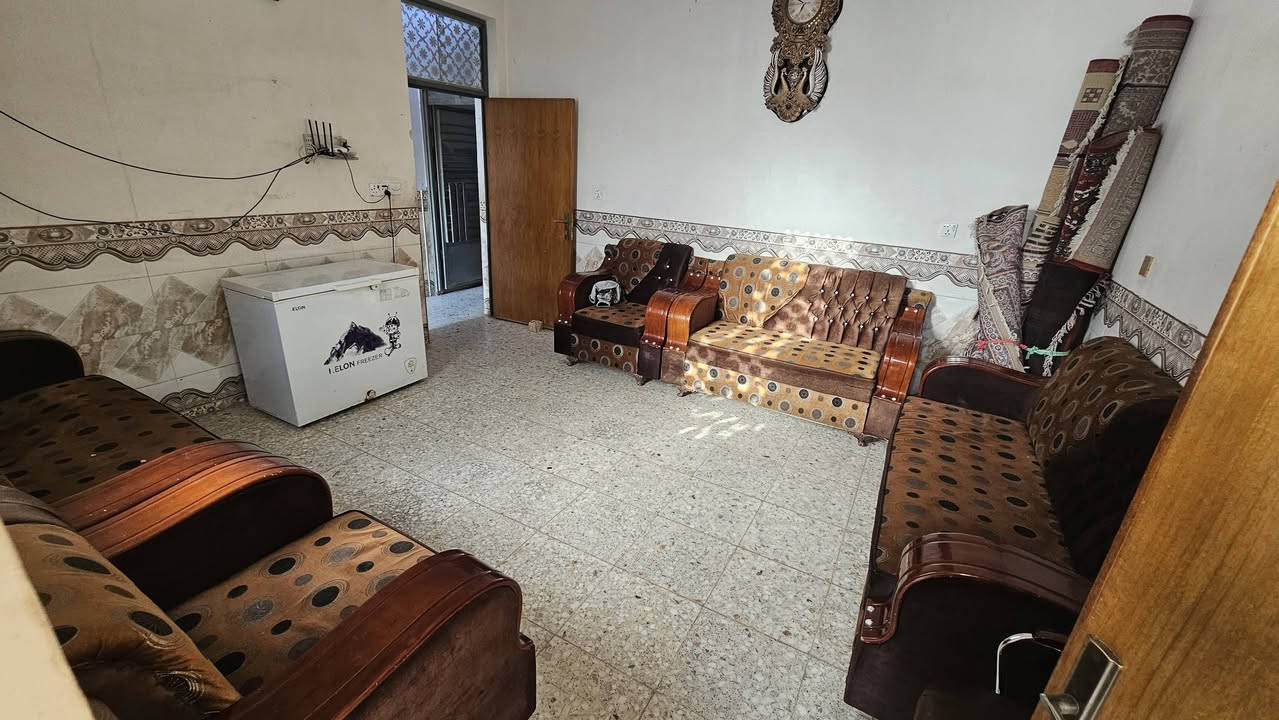 دونم للبيع بي بيت طابقين مساحة ٥٠٠ متر مفصول عن الكاع والكاع مسيجة مثل مموضح بلتصوير، يحتوي الطابق الارضي على استقبال وصالة وغرفة ومطبخ بارد ومطبخ حار وبلخلف محمية حيوان وعدد من الصحيات 

الطابق الثاني يحتوي على ٣ غرف، ممصور الطابق الثاني لأن نفس خريطة الطابق الارضي ،وجميع الغرف سويت + 
 محمية طيور بلسطح. ملاحضة ( لليريد البيت وحد او الكاع والبيت سوا هم ابيع مومشكلة )

المكان السياحي قرب بانزين خانة ابو زياد يبعد عن فلكة حي النصر ١٠دقايق اتصال او واتساب موجود ***********
(السعر مناسب)
