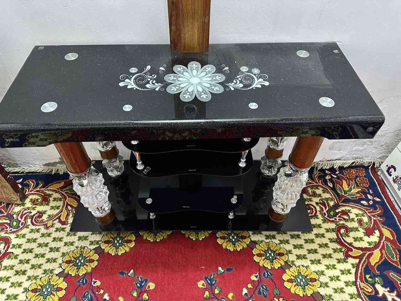 ميز بلازمه كبير جام ثقيل جدا السعر 50 الف وبيه مجال العنوان سوق الشيوخ 📞 ***********
