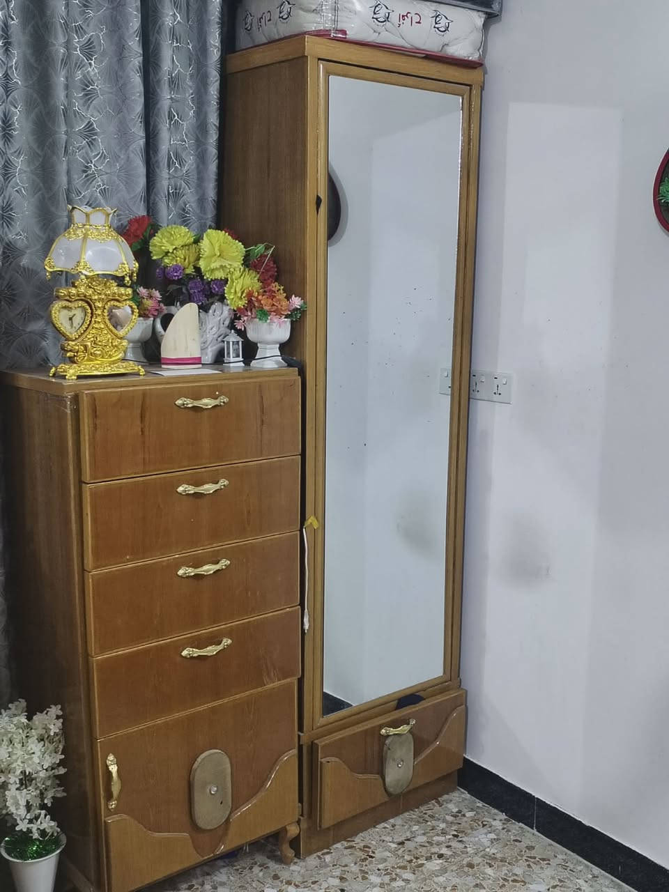 سلام عليكم
غرفه. 5 قطع البيع.  خشب عراقي

***********. نجف

