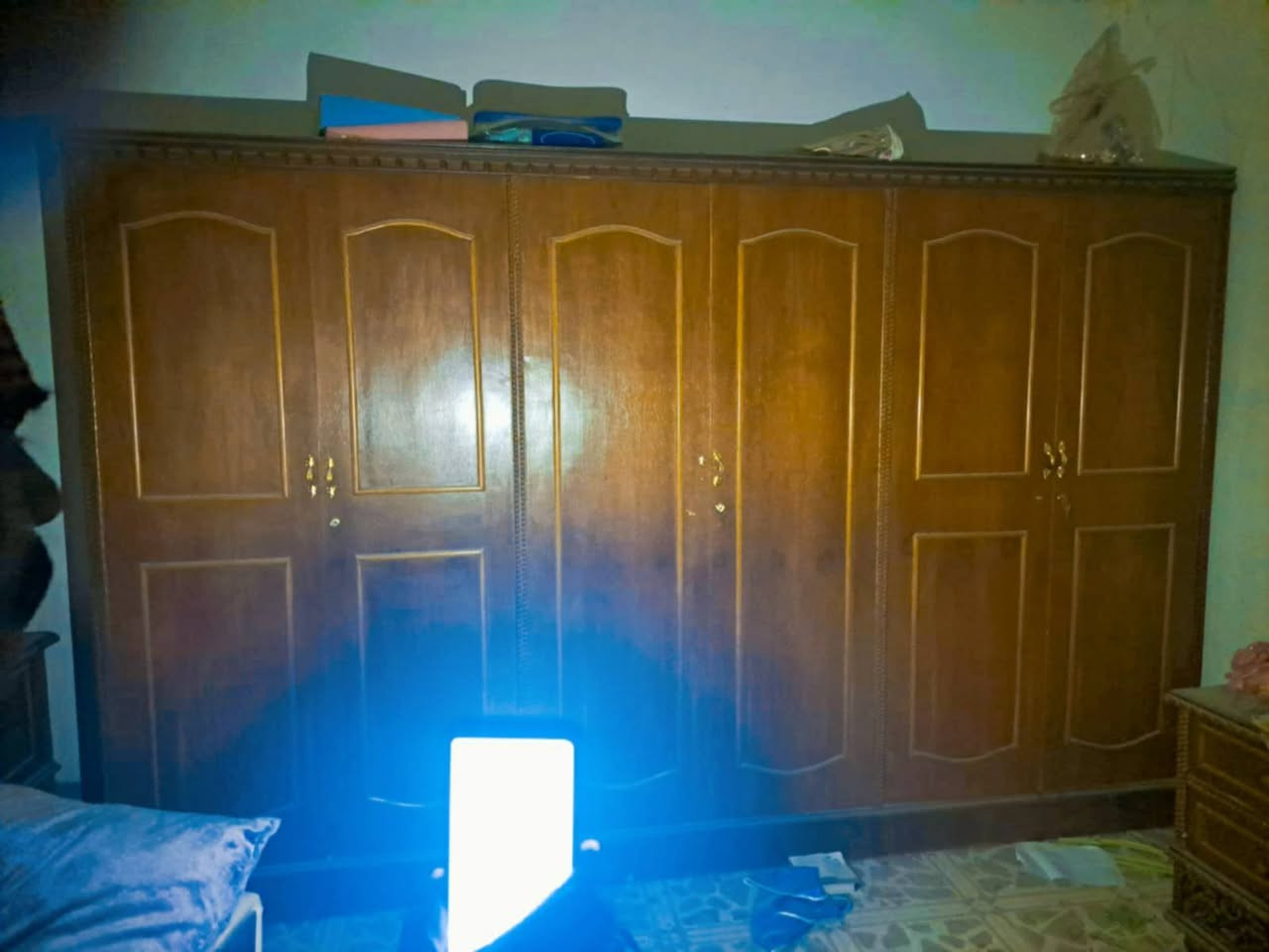تفاصيل غرفة بمليون وربع اخشاب الملكي والمكيف جبسون امريكي مبدل كمبريسر امريكي فقط شغال سعره 250

***********
