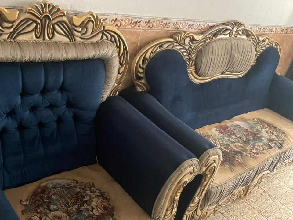 غراض بيت مستعملات للبيع مستعجل على بيعتهن
تخم قنفات 
كنتور عدد 2 
ميز خشب 
طباخ 
كاونتر 
***********
