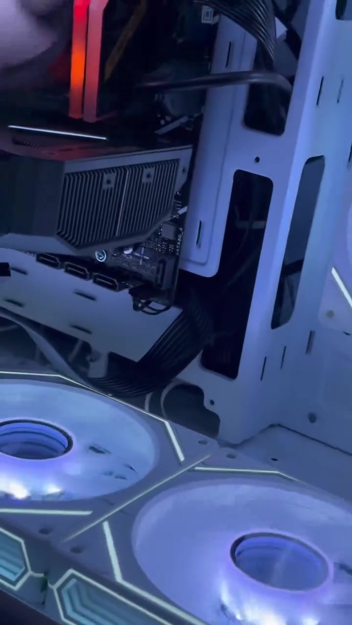 موصفات الكيس:💻
CPU: Intel Core i5-13400F (13 جيل)
GPU: RTX 5060 ZOTAC 8GB
RAM: 32GB T-Force 3200MHz
Motherboard: Asus B760-P
Storage: 1TB SSD NVMe
PSU: Cooler Master 750W
• الشاشات:🖥️
LG UltraGear 32
2K QHD
165Hz

1• نضافة فول ومبين 
2•واستعمال كلش قليل 
3• لاستفسار اكثر على معلومات واتساب 
***********
