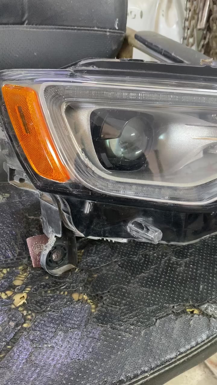 سلام عليكم 
لايت صفحه اليمنه للبيع موديل 2016/2017/2018ضرر بسيط ومصلح بلضهر مال لايت موضح بلفديو السعر250 الف بي مجال بسيط  مكان بغداد الحريه   للاستفسار***********
