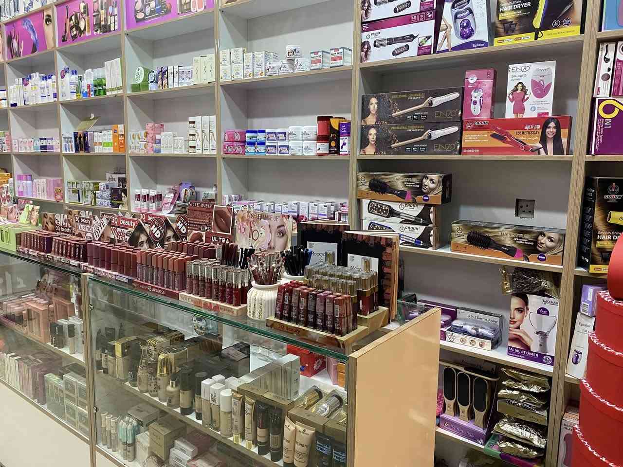 سلام عليكم فاترينات شغل درجه اولى ارتفاع مترين ونص وعرض بيهن متر وبيهن ٩٠ س يعني تفصال المحل جان طوله ٦ متر وعرض ٣ مع طرحيات جام وميز كاشير مال كوزمتك لوكو اناره داخليه   بدون اسم جدد استخدام ٥ اشهر العدد 17 فاترينا عدا زوايا ٢ طرحيات جام عدد ٥ بيع كلهن ماابيع بس وحده لو ثنين  السعر الفاترينه الوحده 60 الف مجال قليل بيها اسعارهن معروفه واني كاتب سعرها جوه السوك بهواي عنواني بغداد العبيدي شارع المحافض 
***********
