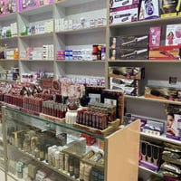 فاترينات شغل درجه اولى ارتفاع مترين ونص وعرض بيهن متر وبيهن ٩٠ س يعني ...