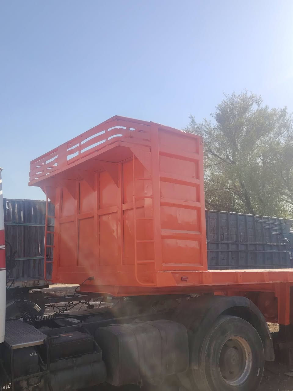 سلام عليكم عربانه البيع حداديه الجرف شاصي ١٤ دناكير ١٤ طول ١٣ ربع استفسار ***********
