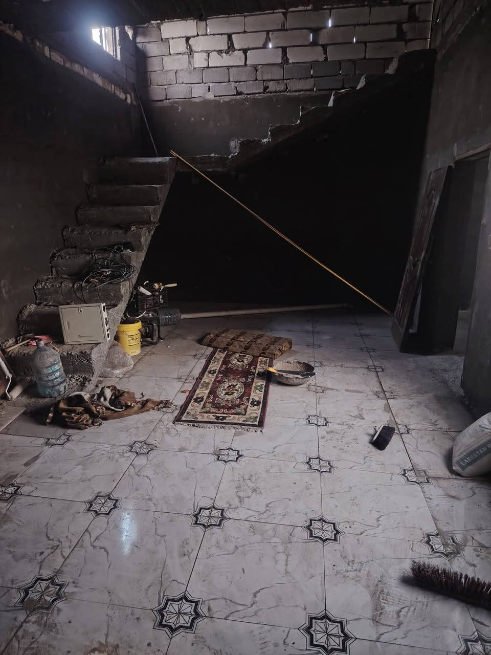 سلام عليكم بيت البيع مساحه 200متر العنوان زبير مكصب شارع 15البيت عوزه تلحيضات يحتوي علا غرفتين وصاله ومطبخ وديوان ولغرف كبار السعر 60مليون وقابل التفاوض  رقمي بي واتساب ***********
