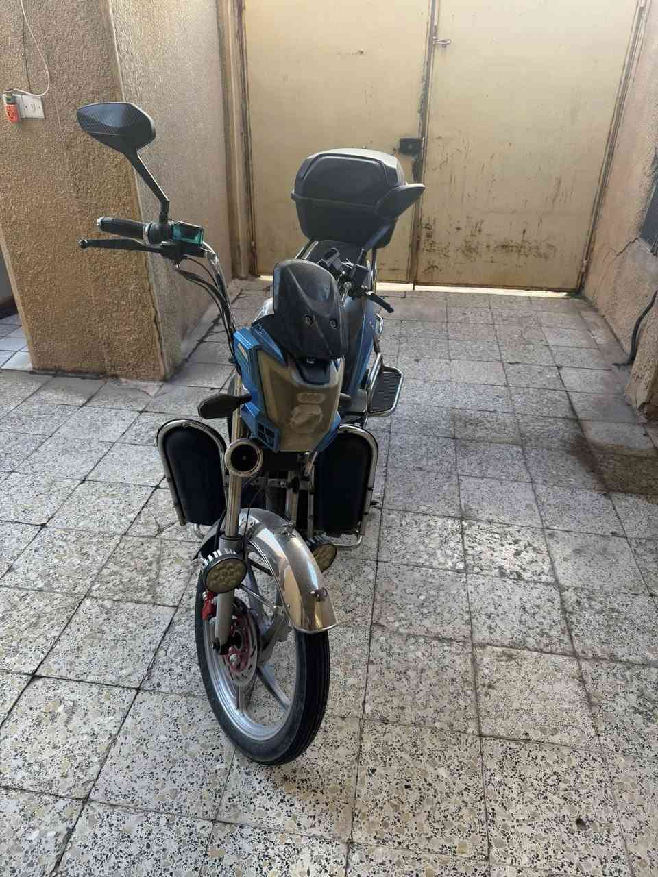 السلام عليكم  دراجه شحن نوع الماسه
الحاله مستخدم 
البطاريات الويلي 32 امبير صار 5 اشهر من شديتهن يعني نص عمر 
السعر 400 وبي مجال شي بسيط 
***********

