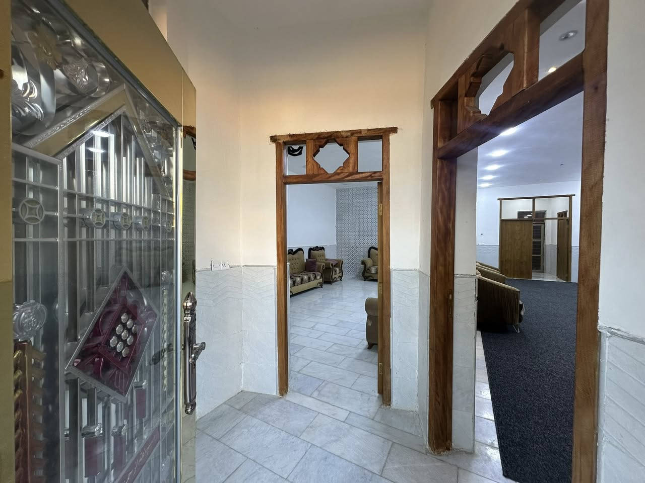 دار سكن طابو صرف في ( الجمعية )
بجانب بيت أستاذ (( غازي محيسن الدليمي ))
بلقرب من ( مدرسة الصالحون )

مساحة ٣٠٠ م - بناء طابوق - (( اساس رفت ))
( سقف صب كونكريت مسلح ) - ( أرضية مرمر )

(( طابقين ))

الطابق ١ :- ٢ غرف نوم ( وحدة منهن سويت )
الطابق ٢ :- ٢ غرف نوم + صحيات 
( صحيات خارجية )

كل الخدمات متوفرة :- ماء - كهرباء - مجاري - أرصفة
( متنزه + مدرسة قريبات جداً )

(( كما موظح في الصور ))

للاستفسار مراجعة مكتب غازي للعقار   
واسط - الزبيدية - قرب أفران المائدة  *********** 
***********
