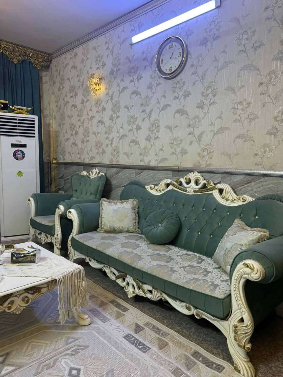 تخم قنفات ١٠ مقاعد ملكي للبيع مع طبله دائرية نظيف جدا السعر مليون ....بغداد حي الاعلام  
***********
