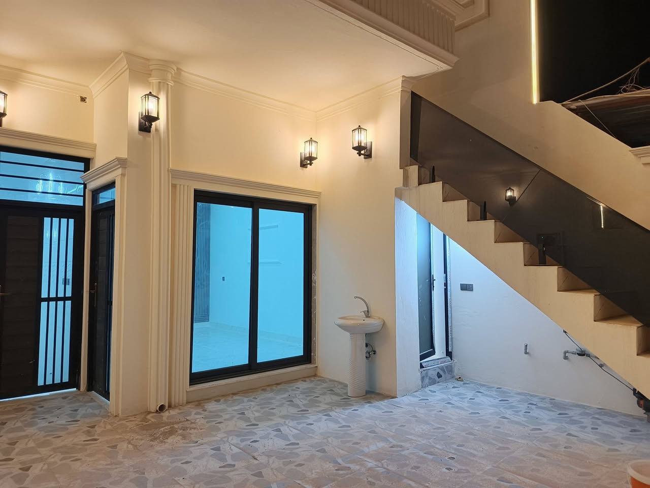 دارين للبيع👈 المساحة كل دار 150 متر
كل دار طابقين منعزل 👈الطابق الاول نفس مواصفات الطابق الثاني 
العنوان : القادسية الأولى قرب معهد ستار 
طابو صرف بأسم شخص واحد ، كل دار يصلح لعائلتين 
سعى كل دار ١٨٠ مليون مع مجال، 
علما المعاملة مع صاحب الدار مباشرتا.. 
للأستفسار : مراجعة مكتب المباني للعقارات والمقاولات العامة 
او الإتصال على الأرقام التالية : 
***********0 محمد ابو جنيد 
*********** 
*********** أحمد 
عنوان مكتبنا : حي العسكري مقابل جامع المعراج 
نتشرف بزيارتكم للمكتبنا واستقبل كافة عرضاتكم تجاري وسكني في كافة أنحاء محافظة كركوك
