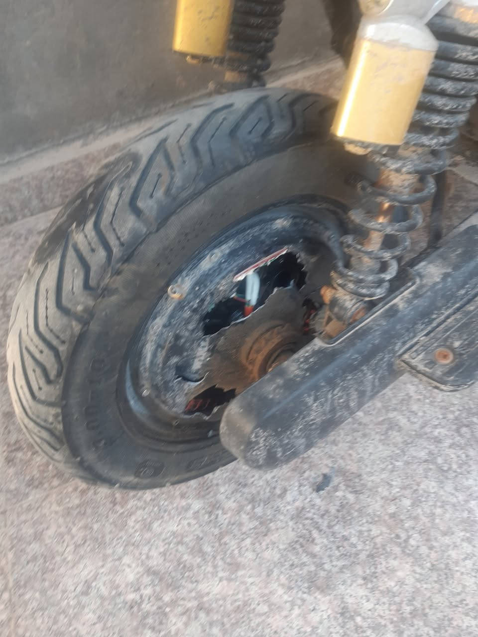 دراجة r9 بطارياته 32 امبير نظيفة ما متعبه بيه مشكلة وحدة وهي ما تمشي النارية وكلشي شغال بيه بس حرف m طالعلي بالعينة وما تمشي وكفت عندي بنص الطريق ضجت وكسرت الكفر مثل ما تشوفون بالصورة ابيعها ع وضعها ٢٢٥ الف للتواصل ع هذا الرقم ***********
