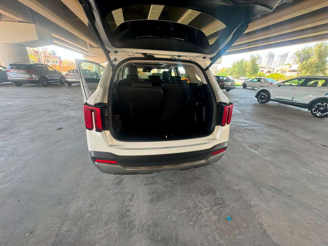 السلام عليكم كيا سورنتو 2025 
باسمي رقم بغداد 
مواصفات 
بنوراما 
كامرتين
 حساس امامي خلفي 
داتاشو 
ويل 20
عدادات ديجتال
كفاله عامه ماشيه 47
محرك 6 سلندر 
بيها عازل صوت يعني قاصة وكاعد 
وتغليف كشنات جلد اصلي
السعر 298 وبيه مجال
مكاني بغداد ‭***********‬
