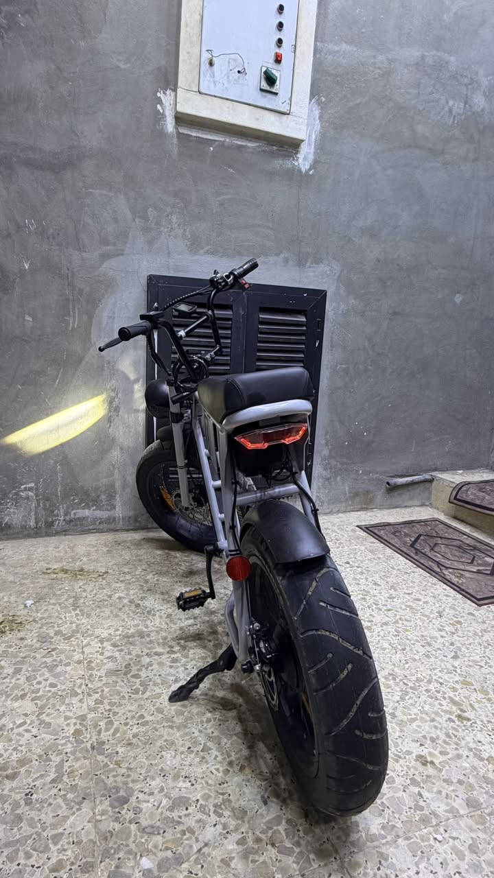 سلام عليكم من رخصت الدمن
دراجة كهربائية من ماركة(E-Bike) للبيع

مواصفات 
بطارية ليثيوم 🔋
مصباح امامي عدسه 💡LED
وخلفي LED
بريك امام خلفي ديسك
كير ثلاث نمر 
زر قطع كهرباء 
السعر 8$ورقات
تواصل ***********
