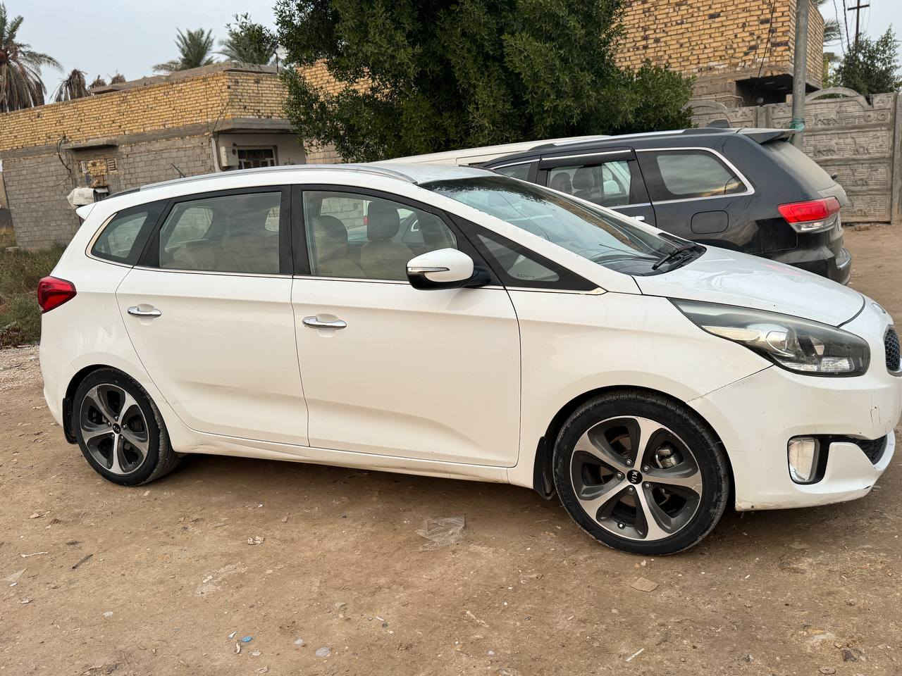 السلام عليكم كيا كارنز للبيع موديل 2014
خليجيه ماشيه 135 الف كيلو 
مكينه 2000 دوش 
كير اي تي. 6 نمر 
سياره مصبوغ جاملغ امامي جهة الصدر فقط 
السونار مرفق وي الصور سيارة جاهزه من كثر مكينه حدادية إماميه خلفيه 
تخم تاير 
تبريد قطعتين كله كفاله 
علماً غرفة السيارة جديده من ارضيه جلد 
قمارة نايلون 
كشنات جلد مالّ الشركة 7 راكب داخل بيجي 
السياره استعمال شخصي 
للاستفسار الاتصال على الرقم 
***********
السعر 140 وبيه مجال الشراي يتصل وبيه خير ويدلل
العنوان بابل جمجمه قرب المحكمة الاتحادية
