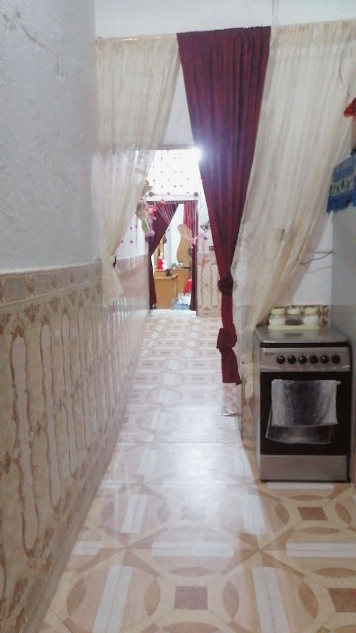 بسم الله الرحمن الرحيم بيت للبيع تجاوز مساحته ١٠٠ متر السعر 13 بي مجال الشراي يدلل  الواجهيه ٣ وربع النزال ٢٠ متر بي صحيات 2x2 متر مطبخ 4x4 هول 7 الطول العرض 4 قرفه نوم 5 x 4 متر البيت   سقف عكاده الارضيه،  وجذاري سراميك سقف ثانوي  جاهز من كهرباء وماء العنوان بصره قبله حي الجامعه قرب جامع المصطفى البيت شارعين خلف مستوصف الزهراء يوجد مقطع فديو للبيت الرقم بي واتساب *********** ومن الله التوفيق( ////// غرفه مال نوم جديده  اخشاب ويا البيت للبيع//)

