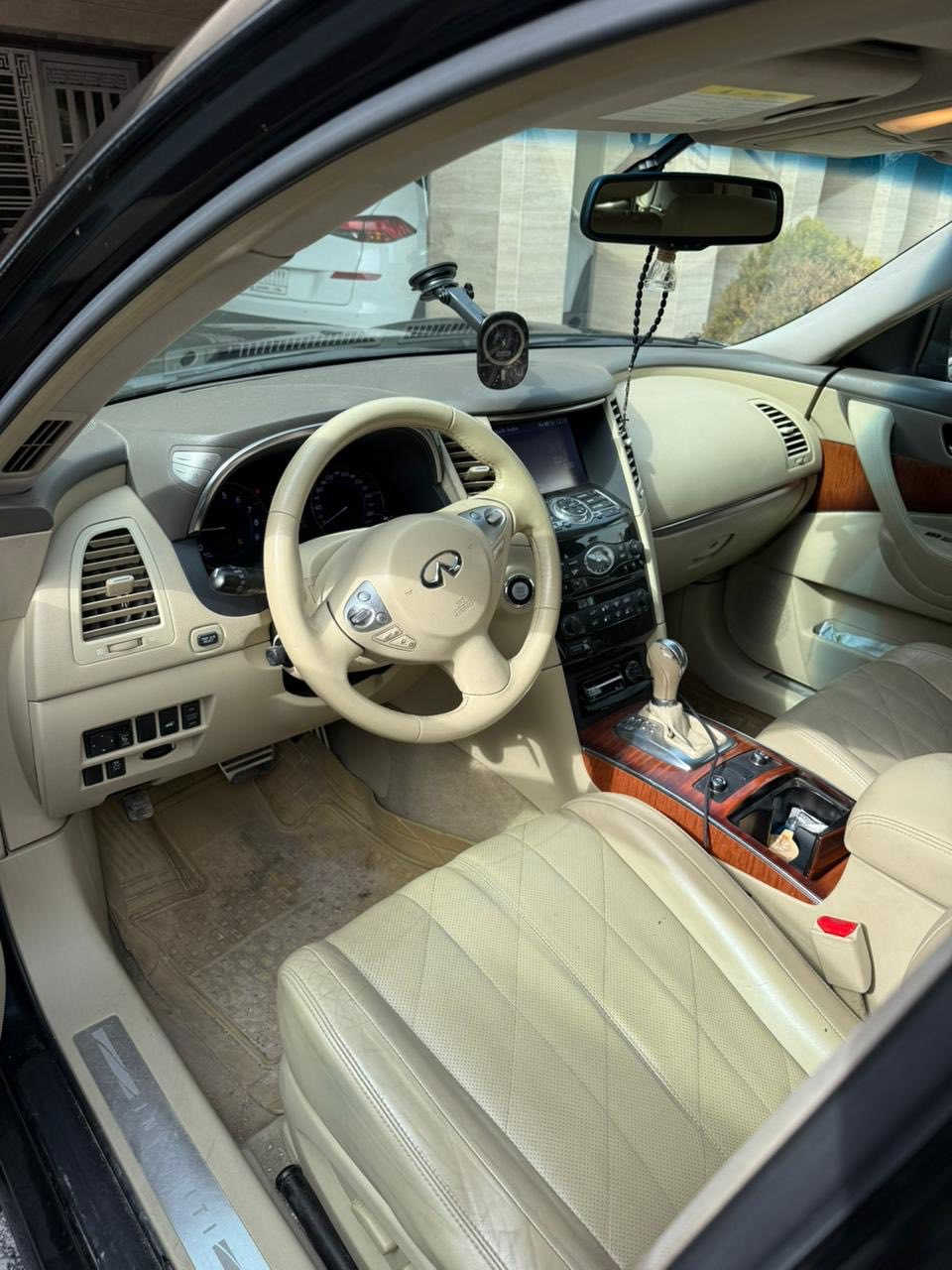 انفنتي qx70
موديل 2015 
خليجي 
ماشية 83,000 كيلو حقيقي 
محرك ٦ سلندر ٣٧٠٠
كامرة ٣٦٠ درجه 
حساسات امامي خلفي
كشنات جلد تدفئه تبريد 
شاشه عرض داخليه خلفيه ووو هوايه مواصفات 
سيارة كلش نضيفه عدا الدعاميه الفايبر مجدديها بسبب طخات زائد التكمه الي جوه باب السايق 
سيارة نضيفه جدا بالنسبه الموديلها ما تحتاج اي صرف وافحص وشوف 

السيارة رايدة ب ١٨ الف $ وبيها مجال للشراي 

***********
