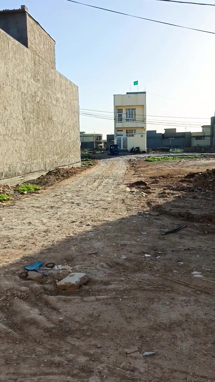 قطعة ارض للبيع في حي المراتب مساحه 100متر مخدومه بالمجاري وبيها بناء ومشمول في قروض الاسكان الاستفسار اتصال على الارقام التالية ***********///*********** يتوفر بيهن واتساب
