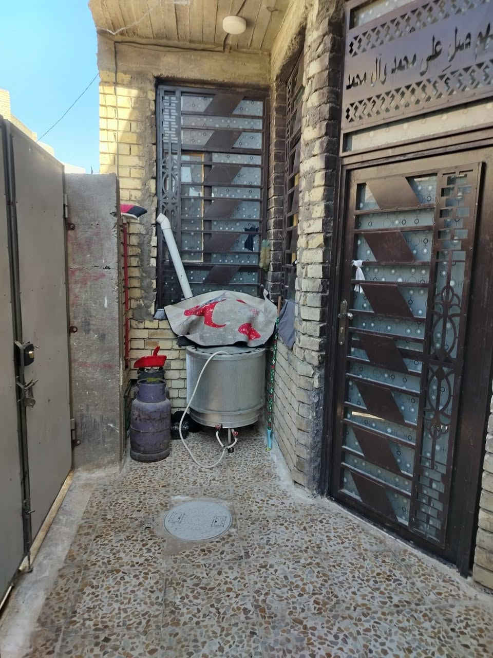 دار للبيع كربلاء البيوبيات شارع الودي 
100متر طابق واحد بناء طابوق جمهوري  درجة اولى الاساس  والسقف والدنك الخارجيه جميعها  صب كونكريت مسلح
يتكون من: استقبال ومطبخ وصاله وغرفة نوم وحمامات  خارجية وداخلية وطارمه ومنور
جنس الارض سند25
مكانه مرتب وقريب عن الامام بمسافه 2كم ونص تقريباً
يرهم مراوس ببيت مساحه اكبر 150متر او200متر
بلمناطق المطلوبه( حي الامامين -الحر،الصغير خلف اسواق برتقاله(حي الهادي)
حي الزهراء التي قرب شركه اليساري-حي الحجه
هذن المناطق يرهم مراوس وتنطون فرق
السعر 115بي مجال بسيط
راسلنا واتساب سيتم تحويلك لراعي الدار،مباشرتا ••لانستقبل اتصالات فقط واتساب وسيتم تحويل على صاحب العقار مباشر
 الواتساب : ‎0774 792 9882
