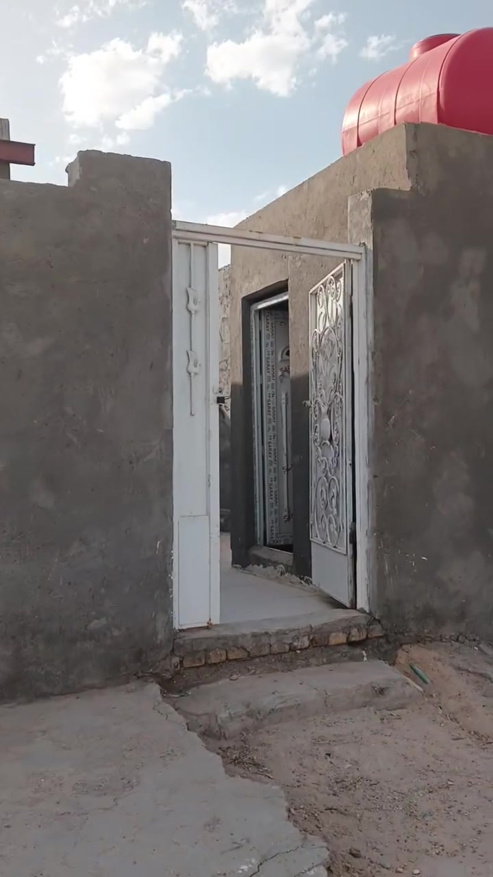 السلام عليكم مشتمل للبيع مساحة 135م قرب الاكاديميه حي الشرطه 50م عن التبليط مشمول بالتطويب مرقم  من قبل البلديه يتوفر كافة الخدمات ماء كهرباء مولدة وجها على طريق الزوار شارعة 15م إضافة إلى عرصة مساحتها 180م صايرة وجهية منطقة بناء السنة 2026 بي اثاث بس محد ساكن بي سعر المشتمل 29 وبي مجال والعرصة 10 وبيها مجال بسيط العنوان ديوانيه حي الشرطه قرب الاكاديميه رقم الهاتف ***********//‏‪***********‬‏يوجد واتساب احتراف بالبلديه اعاده النشر بسبب الوعود الكاذبه بيع مستعجل
