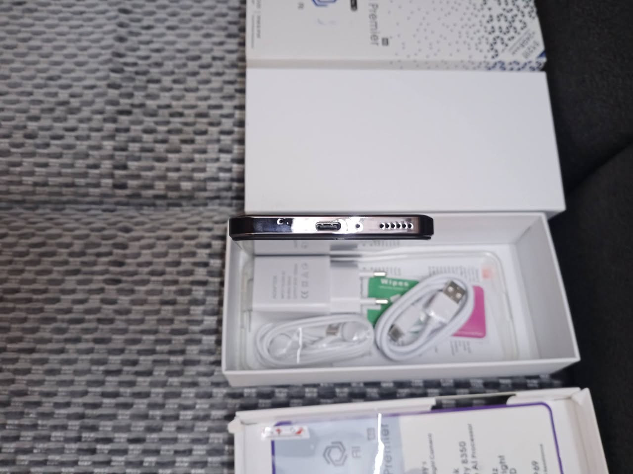 هو Tecno Camon 30 Pro 5G. يُعد الهاتف خياراً قوياً في الفئة المتوسطة، حيث يركز على أداء الألعاب والتصوير.المواصفات الرئيسية لهاتف Tecno Camon 30 Pro 5G:المعالج: Mediatek Dimensity 8200 Ultimate ثماني النواة، ويدعم تشغيل لعبة ببجي (PUBG) بـ 90 إطاراً في الثانية (90 فريم).الشاشة: شاشة AMOLED بحجم 6.78 بوصة، بدقة FHD+، وتدعم معدل تحديث عالٍ يصل إلى 144 هرتز.الكاميرات:الخلفية: ثلاثية، الرئيسية بدقة 50 ميجابكسل، مع كاميرا واسعة جداً بدقة 50 ميجابكسل، وكاميرا ماكرو بدقة 2 ميجابكسل.


**إذا كنت صاحب هذا الإعلان وتريد حذفه لأي سبب، رجاءا أرسل رسالة إلى الدعم الفني**