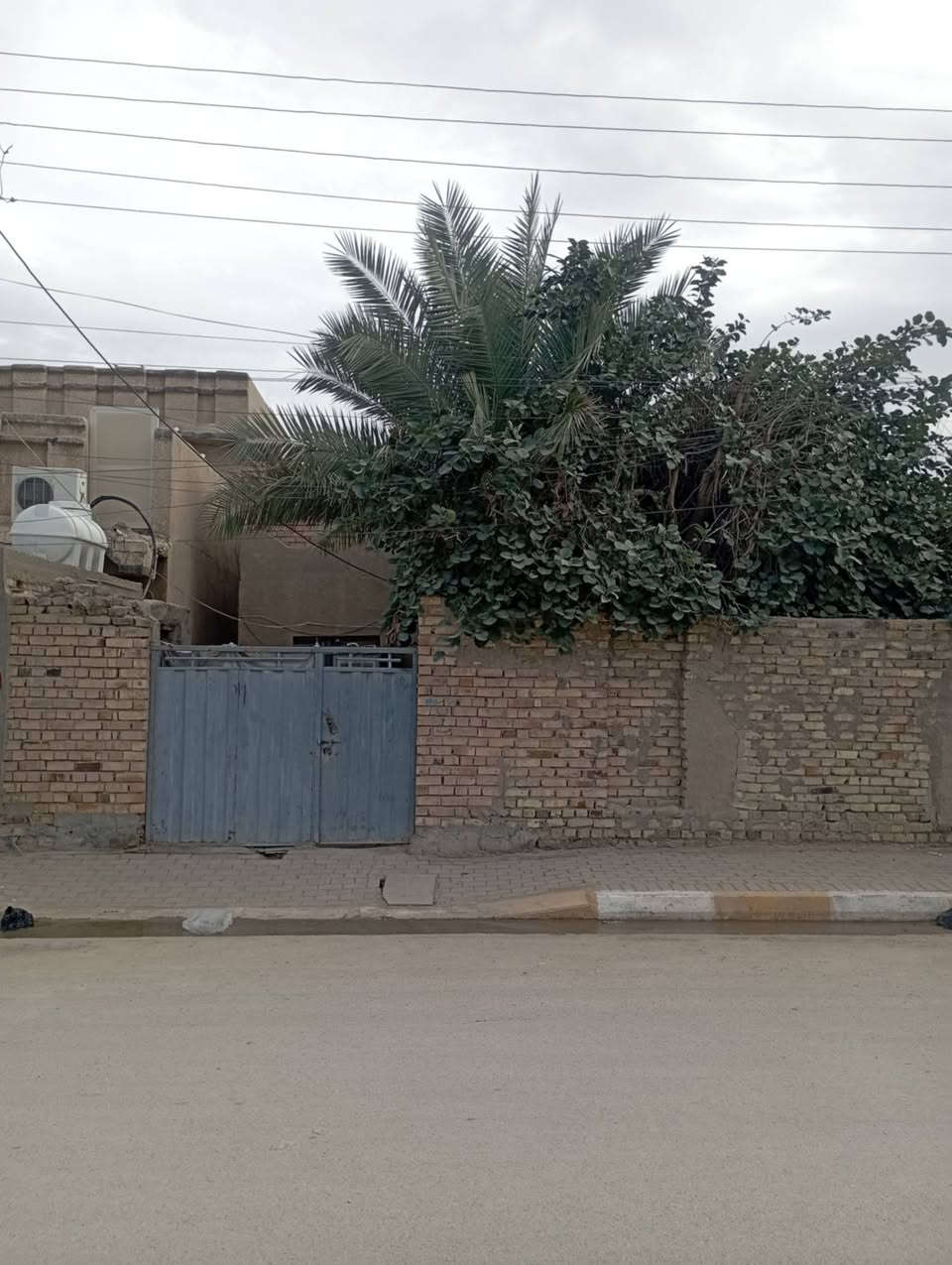 بيت في  حي الفرات قرب مدرسة الاقتدار على ساحه بناء قديم عالي عن الشارع المساحه ٢٠٠ م مربع
يحتوي على غرفتين وهول و مطبخ واستقبال وصحيات و كليدور المنطقه مميزة من حيث الخدمات
#السعر_160 مع المجال
للتواصل الاتصال *********** او ع واتس
